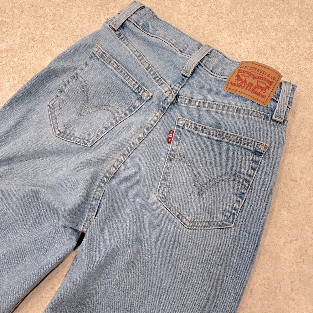 WOMENS LEVI’S HIGH WAISTED MOM JEAN IN A LIGHT WASH BLUE DENIM 80’s VIBE SIZE 25 - Picture 12 of 16